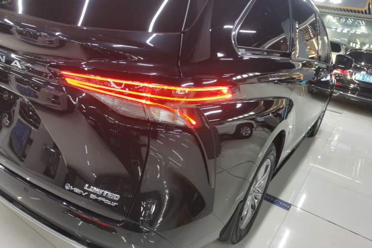 Used Toyota Sienna 2024 2.5L Hybrid Four-Wheel Drive Prestige Edition
