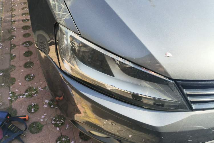 Used Volkswagen Sagitar 2012 1.4TSI Manual Luxury Model Right Front Headlight