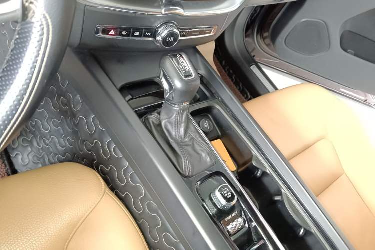 Used Volvo XC60 2019 T5 4x4 Smart Edition China V Standard
