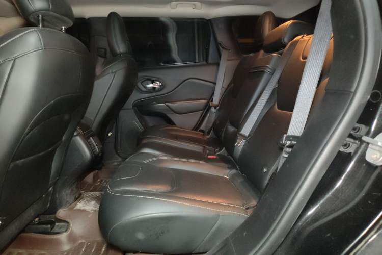 Used Jeep Cherokee 2017 2.0L Superior Edition
