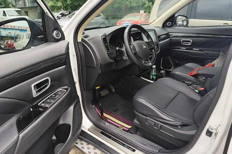 Used Mitsubishi Outlander 2019 2.4L 4x4 Zhi Xiang Edition 7 Seats China VI Standard