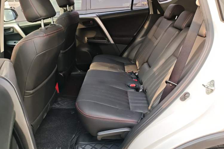 Used Toyota RAV4 2016 2.0L CVT Two-Wheel Drive Fashion Edition China V Standard Left Rear Seat