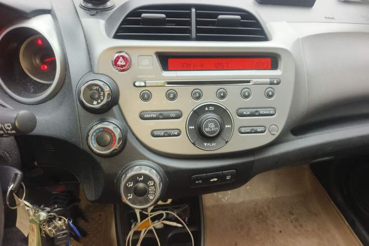 Used Honda Fit 2011 1.5L manual luxury version
