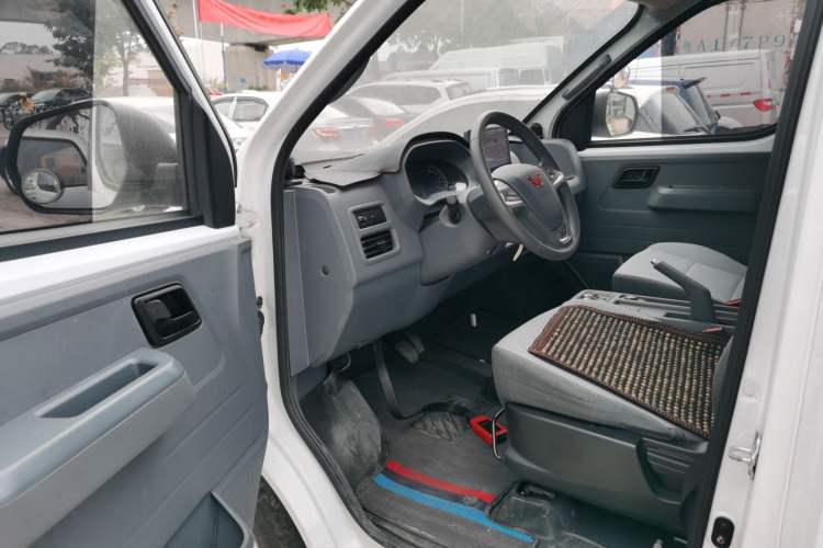 Used Wuling Yangguang 2024 300km Comfort Version with Sealed Windows 60kW
