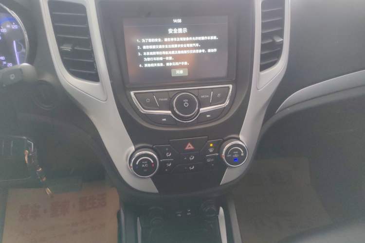 Used CHANGAN CS35 2016 1.6L Automatic Luxury Model China IV Standard Audio And AC Panel