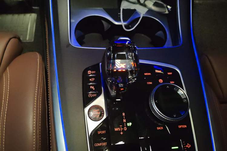 Used BMW X7 2020 xDrive40i Luxury Package with Leading Features Gear Lever