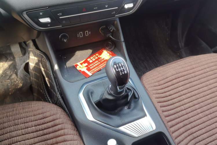 Used Great Wall King Kong Poer 2022 2.0T Manual Gasoline Two-Wheel-Drive Elite Version with Long Bed – GW4C20B Gear Lever