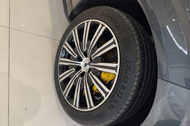 Used Denza N9 2025 Flagship Model Right Front Wheel Hub