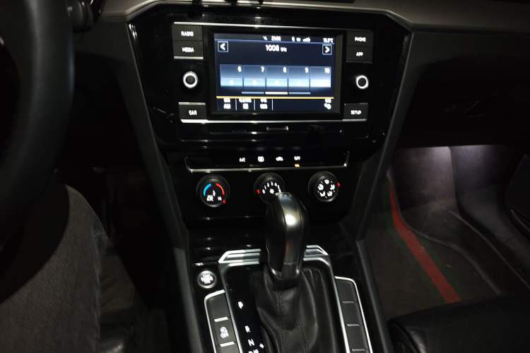 Used Volkswagen Magotan 2018 330TSI DSG Advanced Model Audio And AC Panel