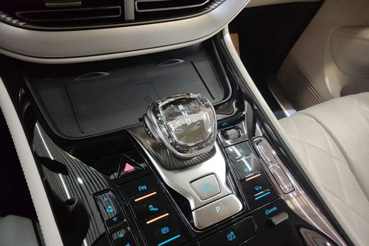 Used Denza D9 2024 DM-i 980 Four-Wheel Drive Prestige Model
