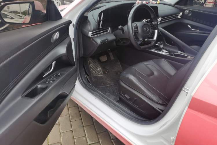 Used Hyundai Elantra 2021 1.5L CVT LUX Prestige Edition Driver Seat