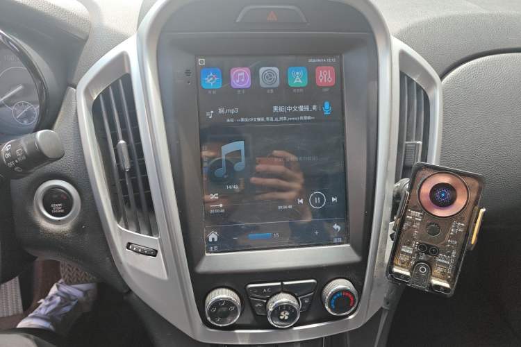 Used JMC Yusheng S350 2013 2.4T Automatic 4x4 Diesel Ultra-Luxury 5-Seater Audio And AC Panel