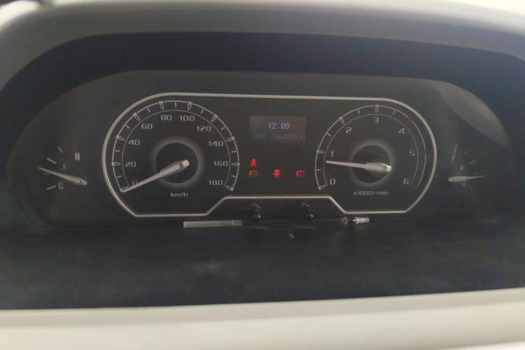 Used SAIC MAXUS Xintu V80 2019 2.5T Classic Model 6-Speed Manual Aotong Long Wheelbase Mid-Height 7-Seater
