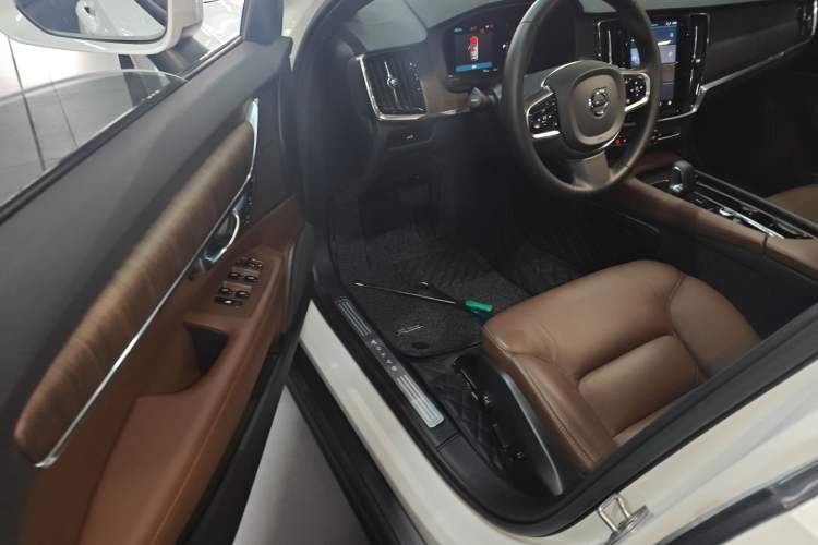 Used Volvo V90 2023 Cross Country B5 AWD Smart Range Edition
