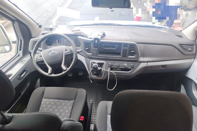 Used SAIC MAXUS Xintu V80 2025 PRO Aoyuntong 2.0T AMT Short Wheelbase Mid-Height 7/8/9-Seater Interior 2