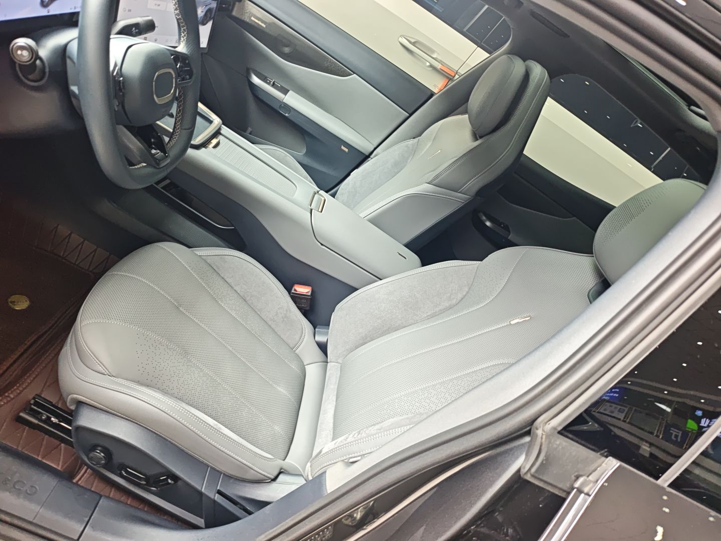 المقاعد الأمامية داخل السيارة