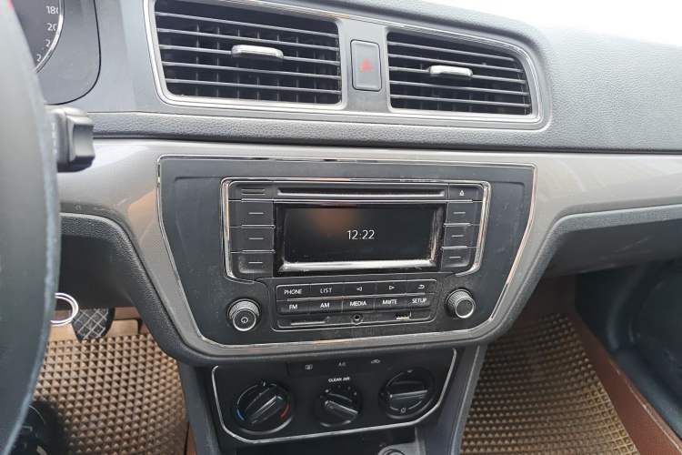 Used Volkswagen Lavida 2015 1.6L Manual Comfort Edition Audio And AC Panel