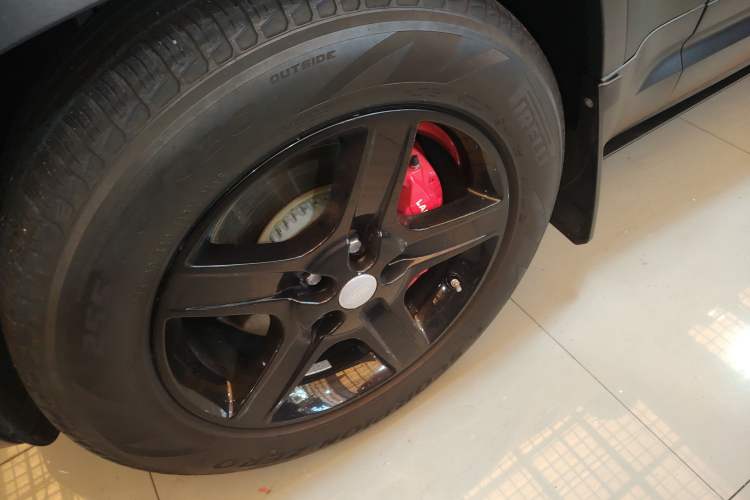 Used Land Rover Defender 2020 110 P400 HSE Left Front Wheel Hub