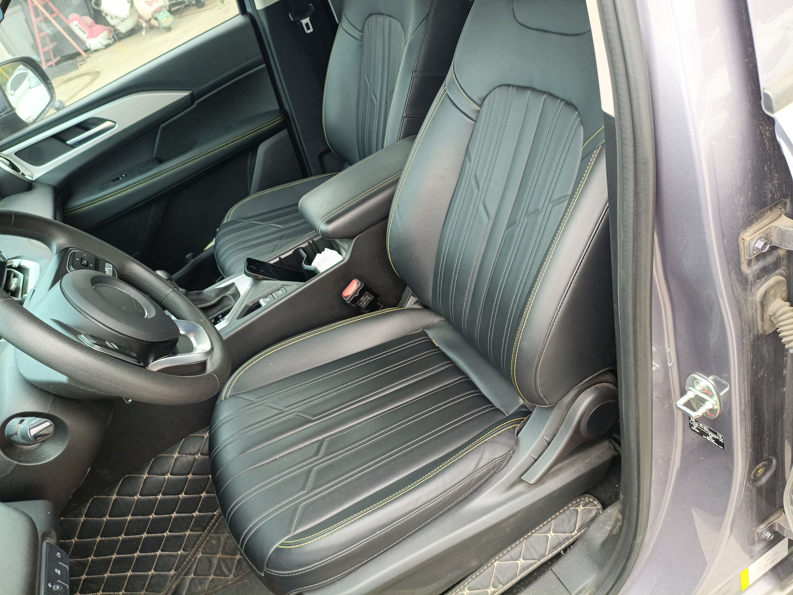 المقاعد الأمامية داخل السيارة