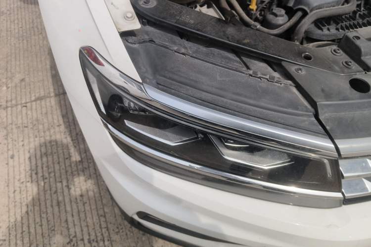 Used Volkswagen Tiguan L 2019 380TSI Automatic All-Wheel Drive Luxury Edition with 7 Seats China VI Standard Right Front Headlight