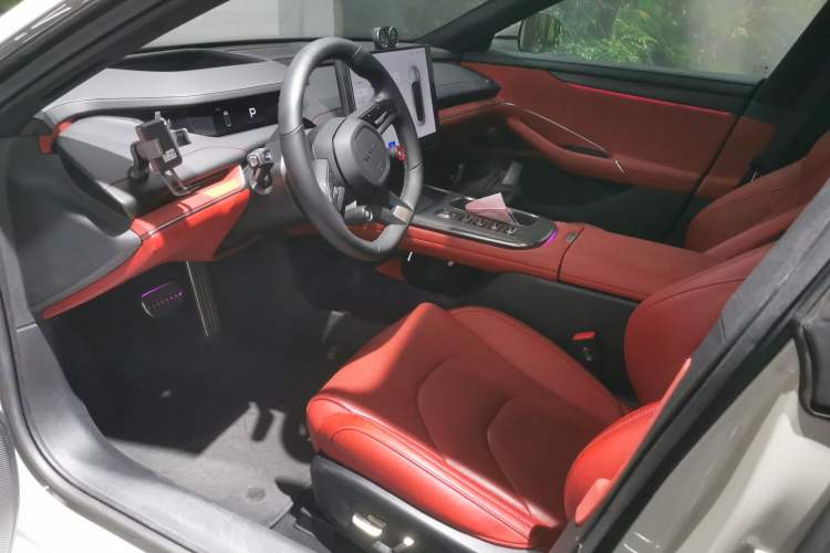 Used Xiaomi Auto SU7 2024 Four-Wheel Drive Ultra-Long Range Advanced Intelligent Driving Max Edition
