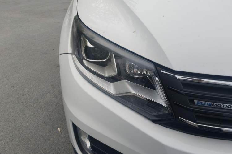 Used Volkswagen Tiguan 2015 1.4TSI Manual Two-Wheel Drive BlueMotion Edition Right Front Headlight