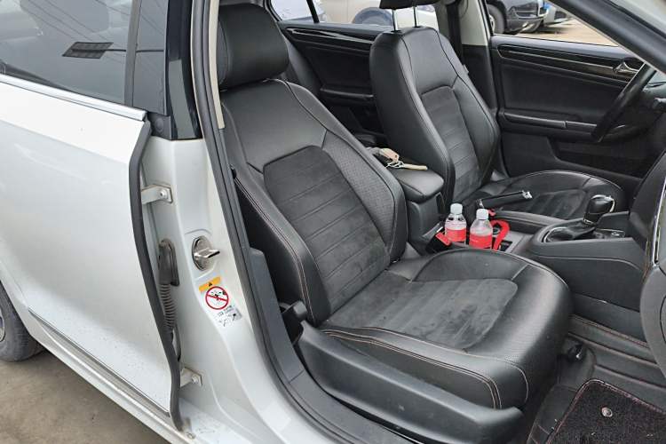 Used Volkswagen Sagitar 2015 230TSI Automatic Luxury Model Right Front Seat