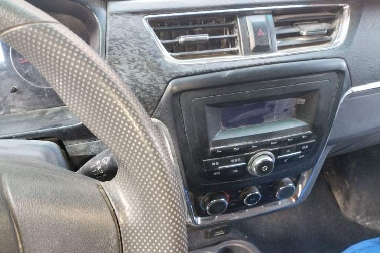 Used Jinbei Hiace X30 2023 1.5L Wealthy Van 2/5-Seater Non-Air-Conditioned Version SWC15M Audio And AC Panel