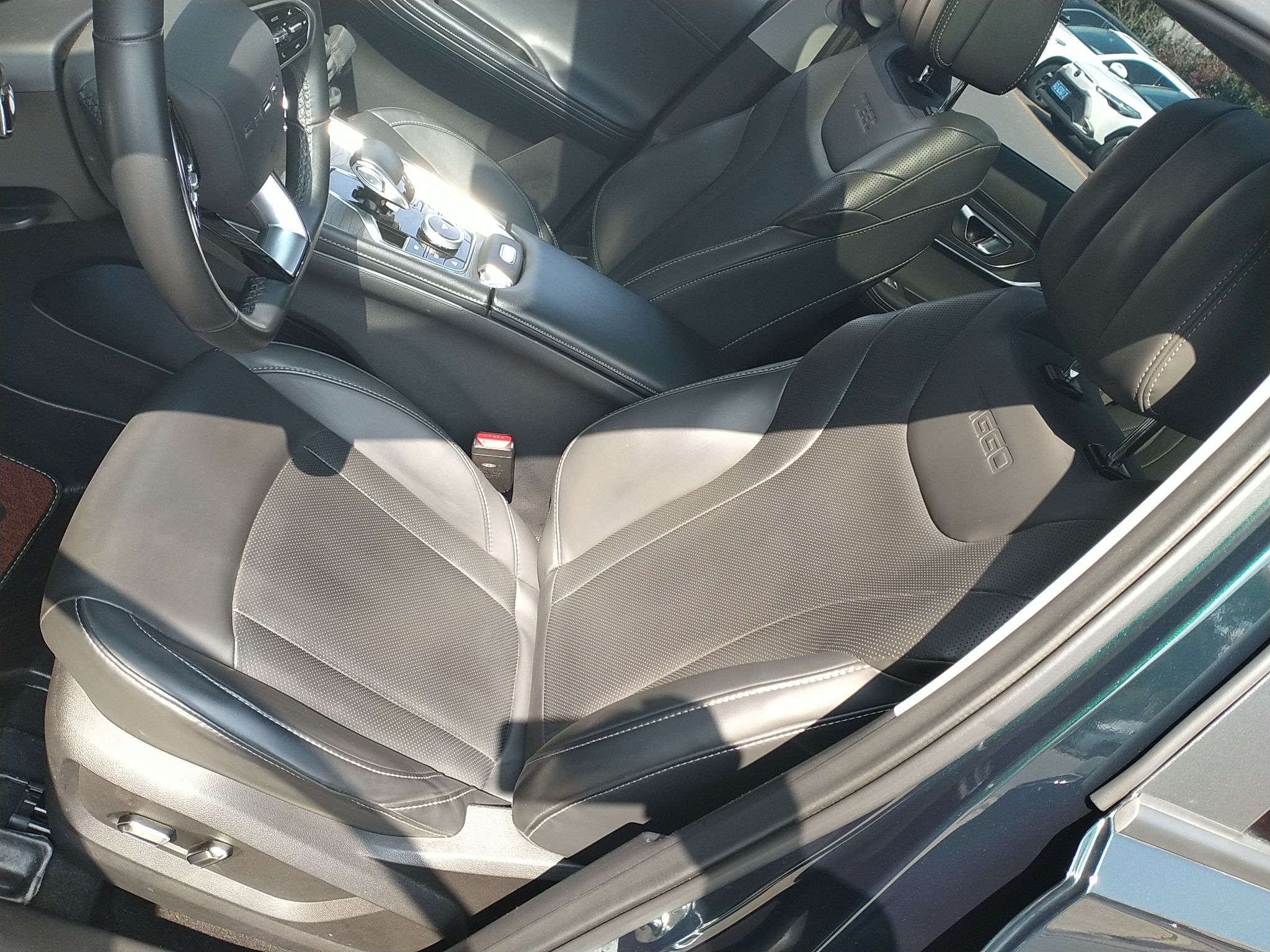 المقاعد الأمامية داخل السيارة