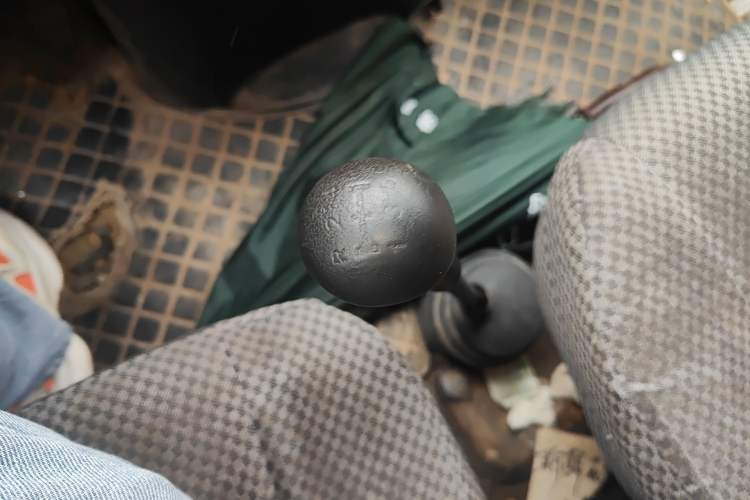 Used Iveco Daily 2020 2.5T A35 Passenger Van with Dual Tires Mid-Roof Design 5-9 Seater China V Emission Standard Gear Lever