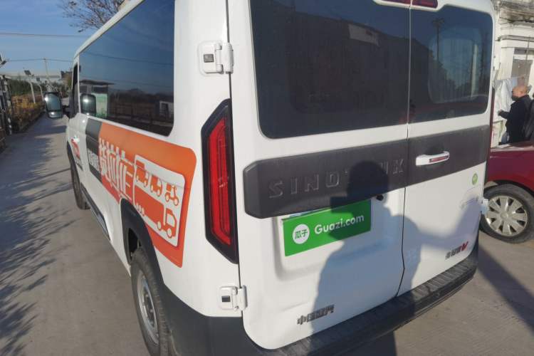 Used Sinotruk Pioneer V 2024 Multi-Function Edition 2.0T Manual Mid-Roof Low-Profile
