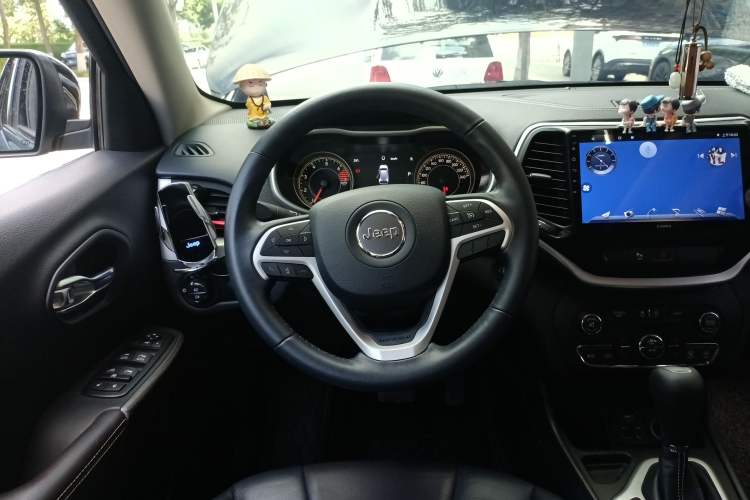 Used Jeep Cherokee 2020 2.0L Two-Wheel Drive Classic Sports Edition Steering Wheel