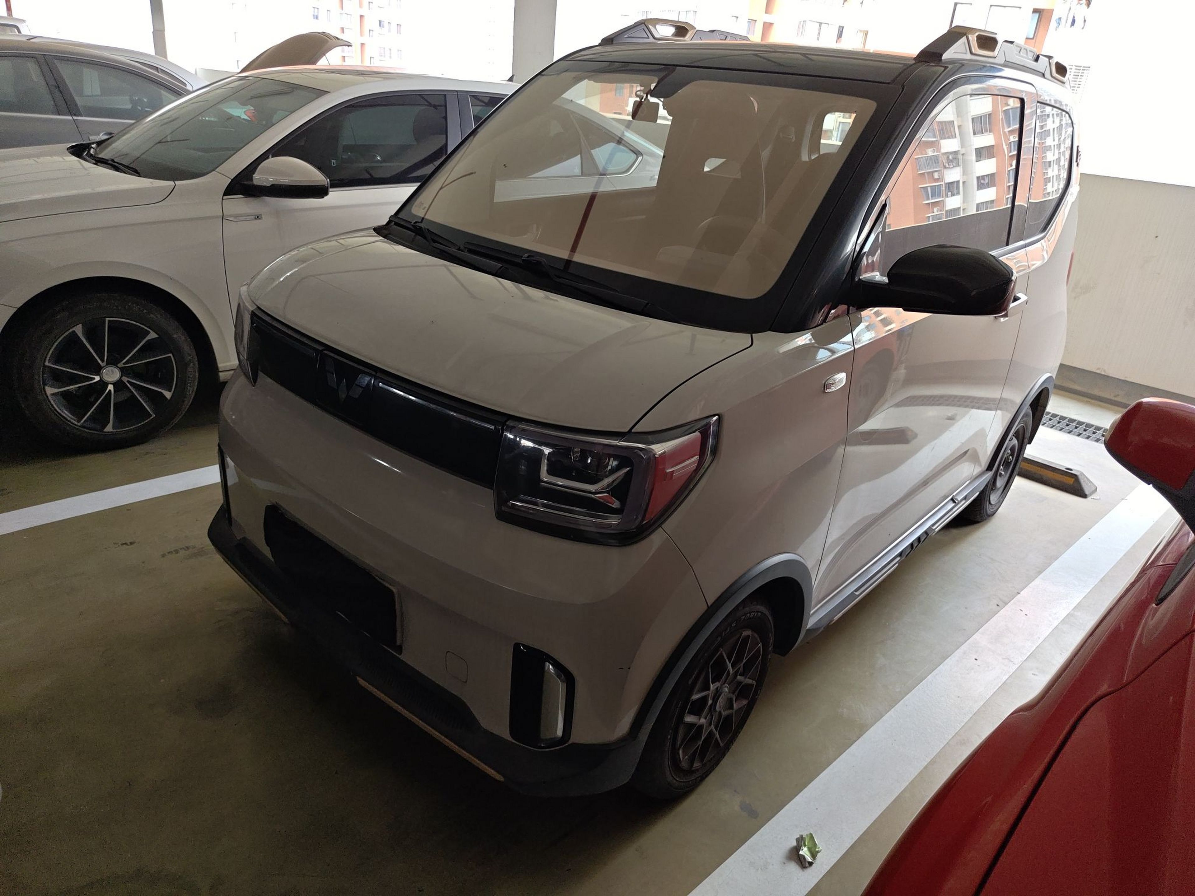 تحت مقدمة السيارة