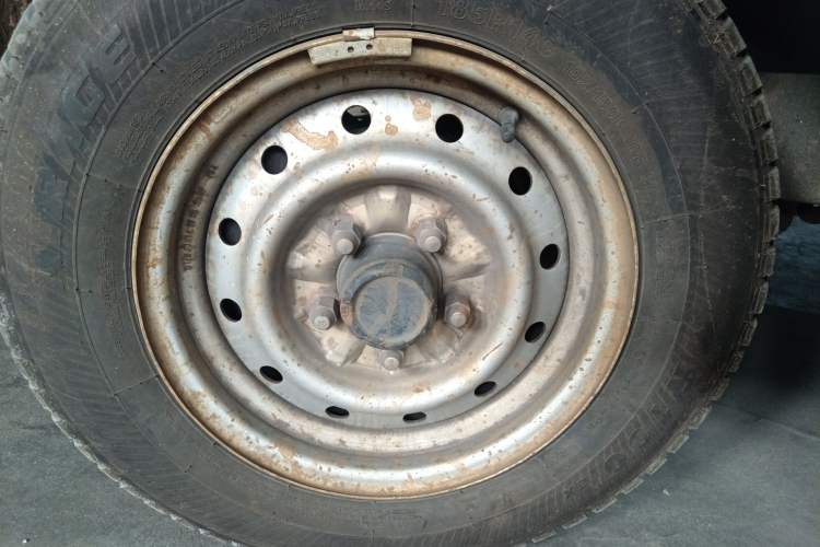 Used Jinbei Hiace 2018 2.0L Fifth-Generation Box Truck Standard Roof 2 Seats 4G19 Right Front Wheel Hub