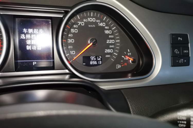 Used Audi Q7 2014 35 TFSI Ambition Edition Odometer Close Up