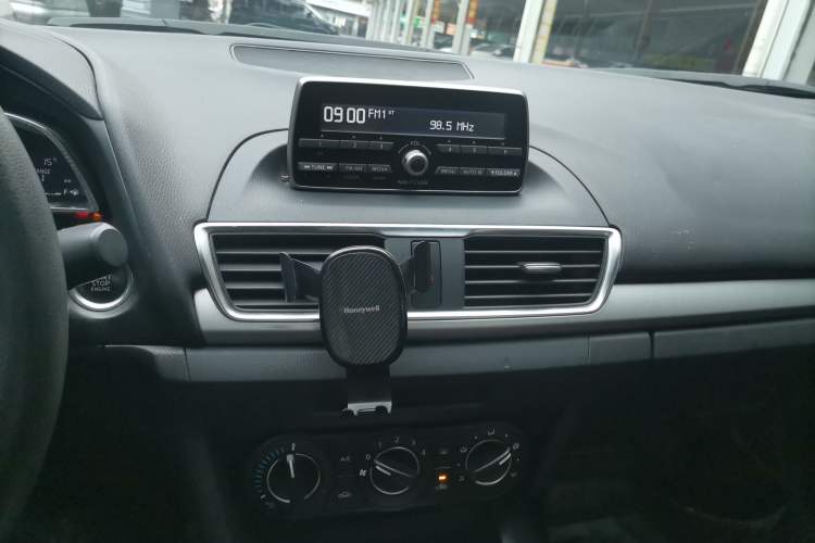 Used Mazda Mazda 3 Axela 2014 Sedan 1.5L Automatic Comfort Model
