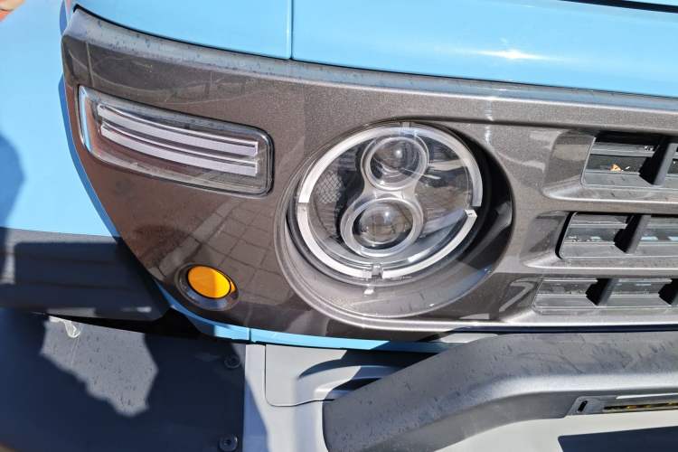 Used 212 T01 2025 2.0T Changfeng Right Front Headlight