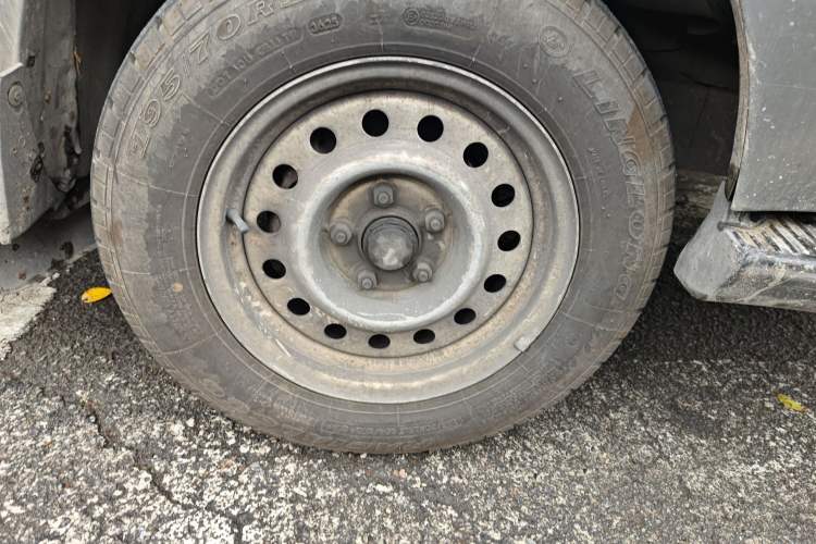 Used King Long Golden Way 2015 2.0L Value-Packed Practical Version 4G21B Right Front Wheel Hub