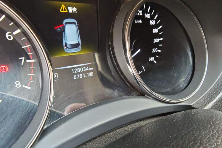 Used Nissan X-Trail 2014 2.5L CVT Leading Edition 4WD Odometer Close Up