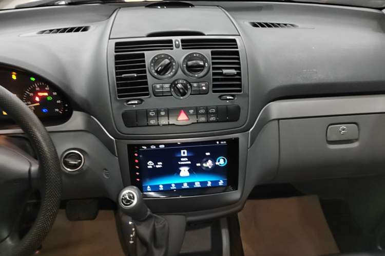 Used Mercedes-Benz Vito 2011 2.5L 7-seater executive version