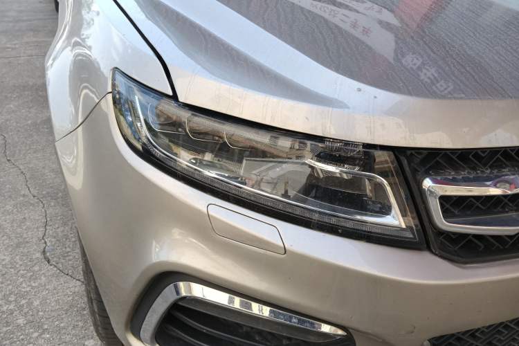 Used Zotye T600 2016 Sport Edition 2.0T DCT Prestige Model Right Front Headlight