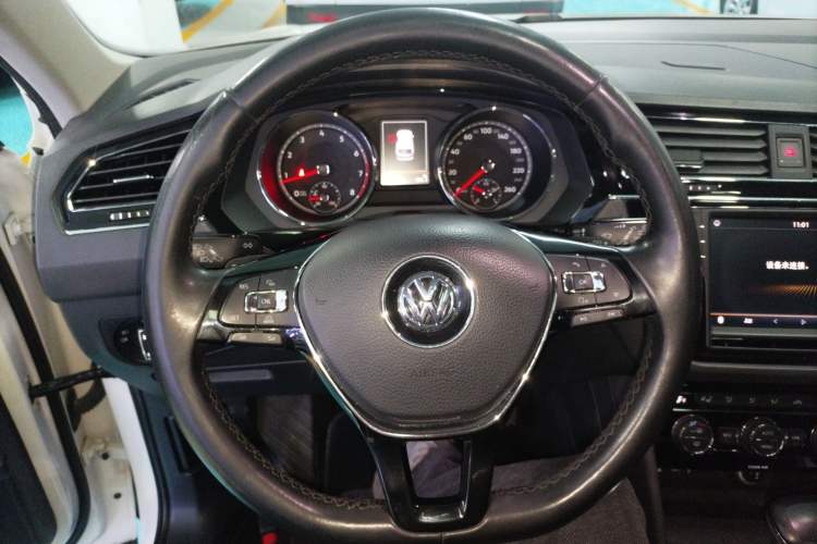 Used Volkswagen Tiguan L 2017 330TSI Automatic Two-Wheel Drive Luxury Edition Steering Wheel