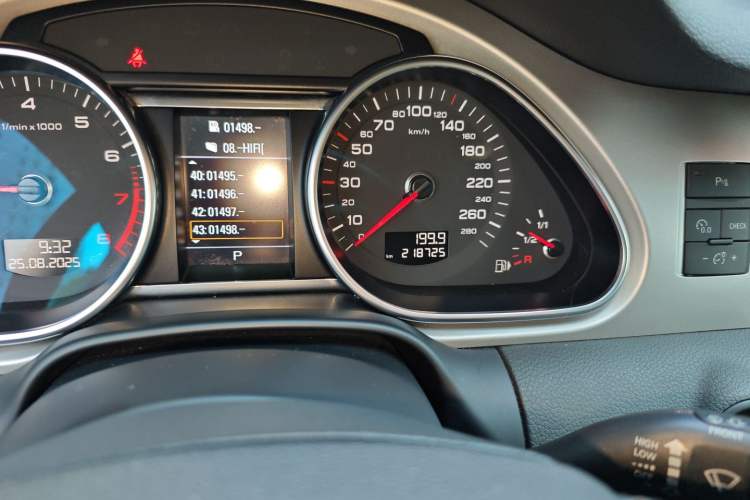 Used Audi Q7 2014 35 TFSI Ambition Edition Odometer Close Up