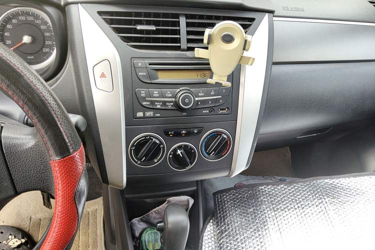 Used Venucia R50X 2013 1.6L Automatic Model Audio And AC Panel