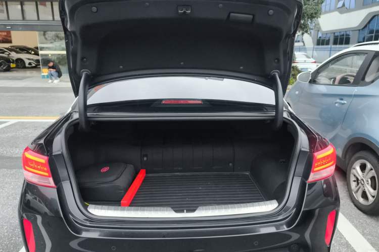 Used Kia K5 New Energy 2018 2.0L ZhiZun Edition
