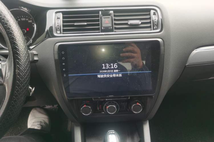 Used Volkswagen Sagitar 2016 230TSI 25th Anniversary Edition Audio And AC Panel