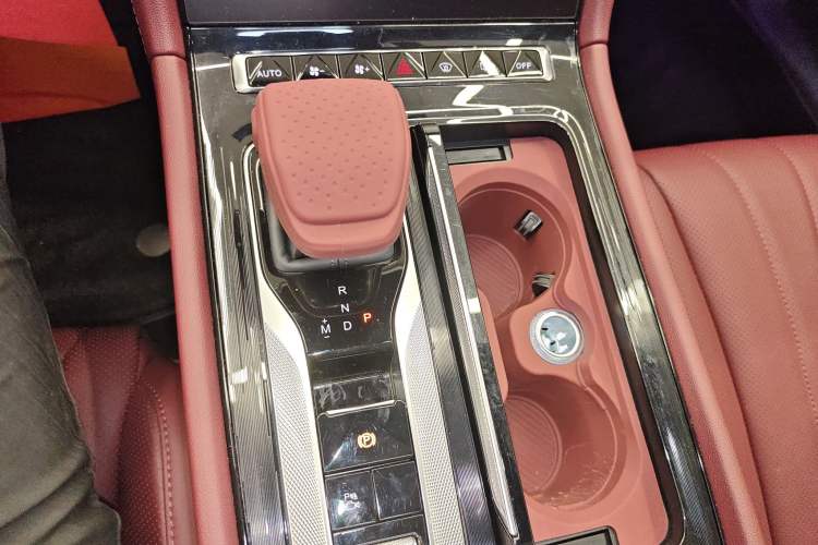 Used Hongqi H5 2025 2.0T Automatic Xuan Ying Edition
