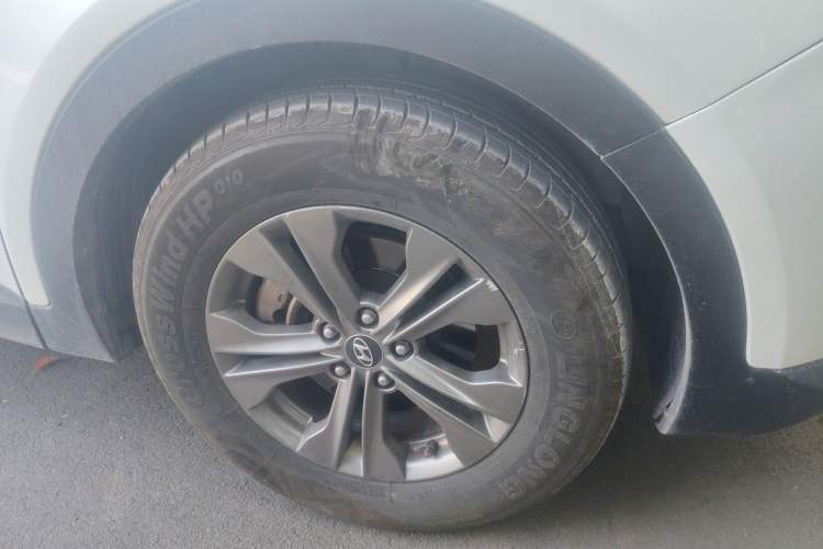 Used Hyundai Santa Fe 2013 2.4L Automatic 4x4 Smart Version Right Front Wheel Hub
