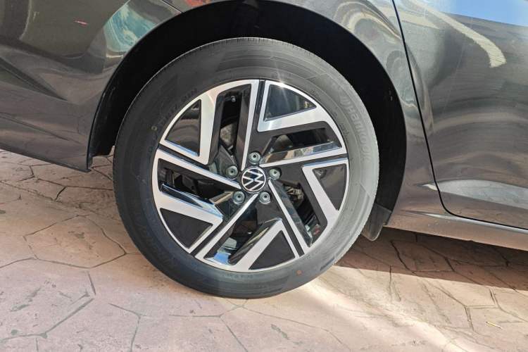 Used Volkswagen Sagitar 2023 300TSI DSG Excellence Edition Right Rear Wheel Hub