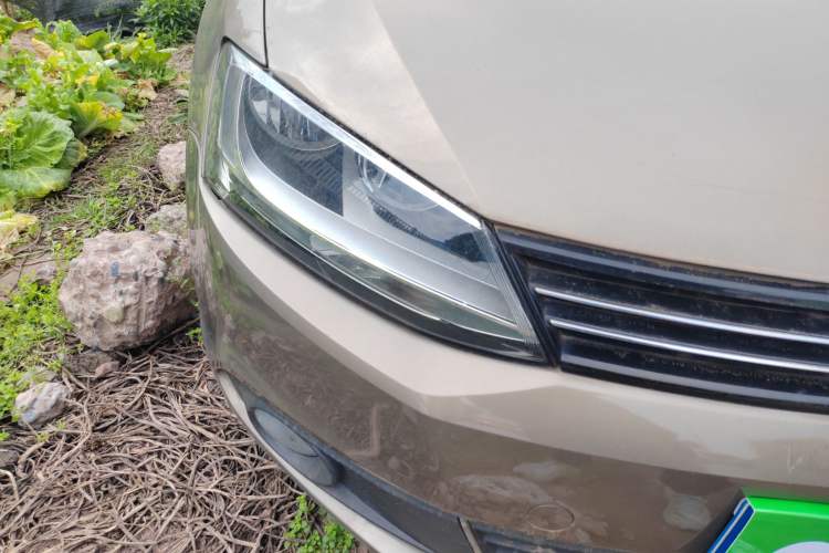 Used Volkswagen Sagitar 2014 1.6L Manual Comfort Model Right Front Headlight